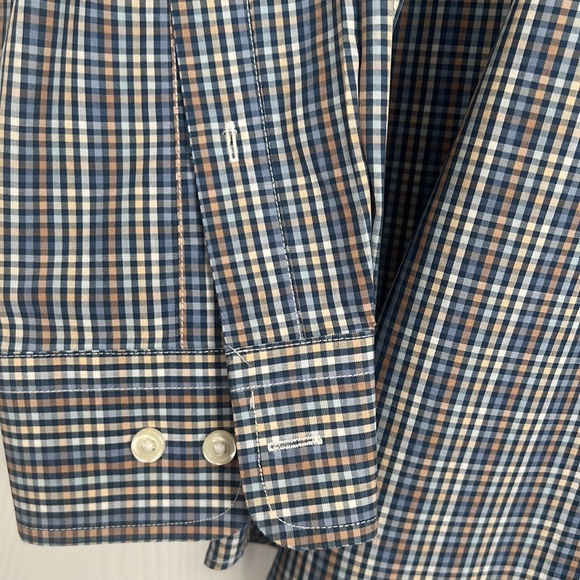 Button down - Picture 2 of 3